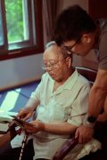 并辅帮提问、写做、编纂、排版等环
